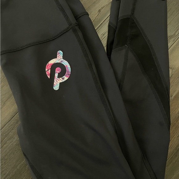 Peloton Navy Scallop Leggings for Ultimate Comfort and Style - Picture 3 of 5